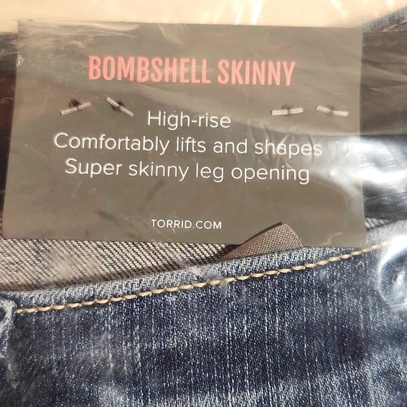❤️NWT VINTAGE TORRID JEANS - BOMBSHELL SKINNY - HIGH RISE - DISTRESSED PLUS SIZE - Picture 7 of 16